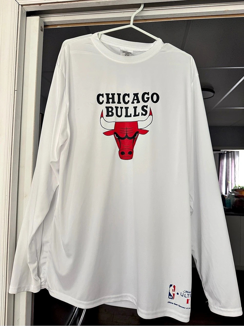 Chicago Bulls Long Sleeve Tee in White XL